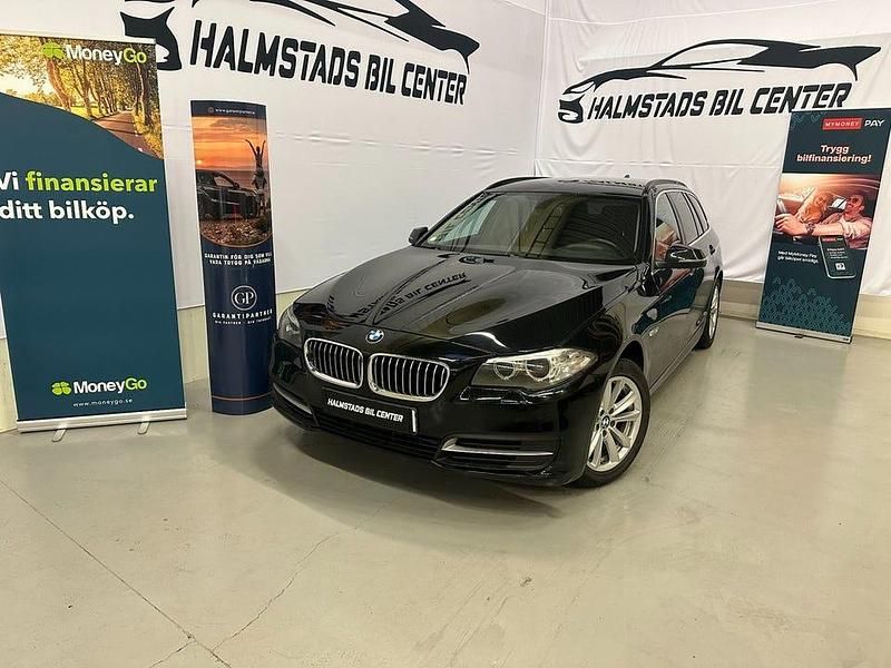 Svart Begagnad 2015 BMW 520 Kombi | 164 900 kr (Marknadspris) - Bild 1/4