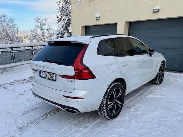 Vit metallic Begagnad 2020 Volvo XC60 R-Design SUV | 399 900 kr (Superpris) - Bild 1/4