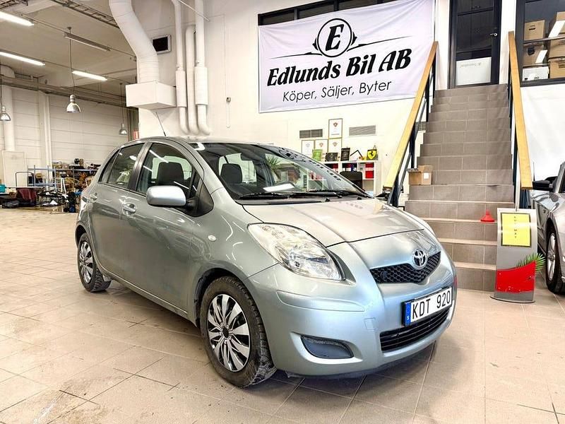 Grå Begagnad 2009 Toyota Yaris Halvkombi | 68 900 kr (Marknadspris) - Bild 1/4