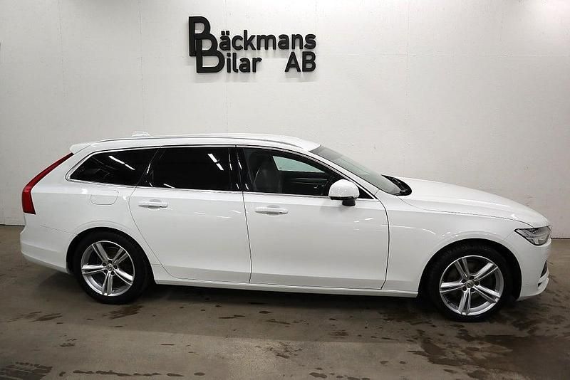 Begagnad Volvo V90 Momentum 190 HK (139 kW) 2016 Vit (ice white) Kombi
