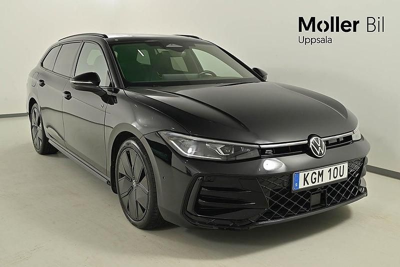 Begagnad VW Passat R-line 193 HK (141 kW) 2024 Grenadilla black metallic Kombi