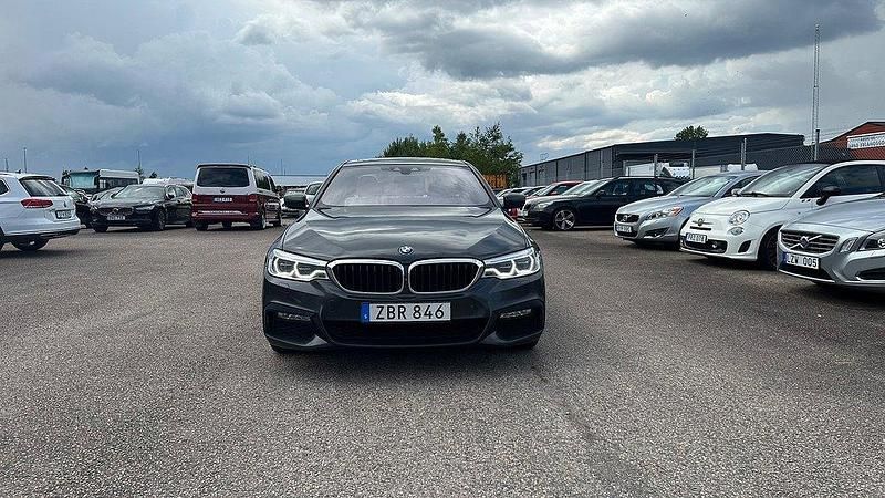 Grå Begagnad 2017 BMW 530 M Sport Sedan | 259 500 kr (Dyr) - Bild 1/4