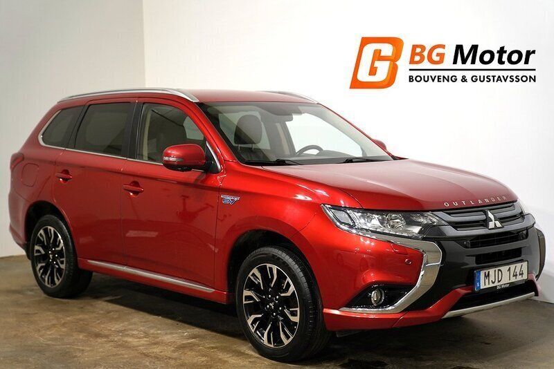 Mörkröd Begagnad 2015 Mitsubishi Outlander P-HEV SUV | 114 900 kr - Bild 1/4