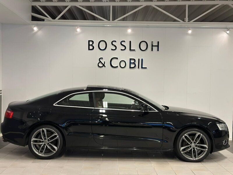 Svart Begagnad 2009 Audi A5 Comfort Sportkupé | 99 400 kr (Marknadspris) - Bild 1/4