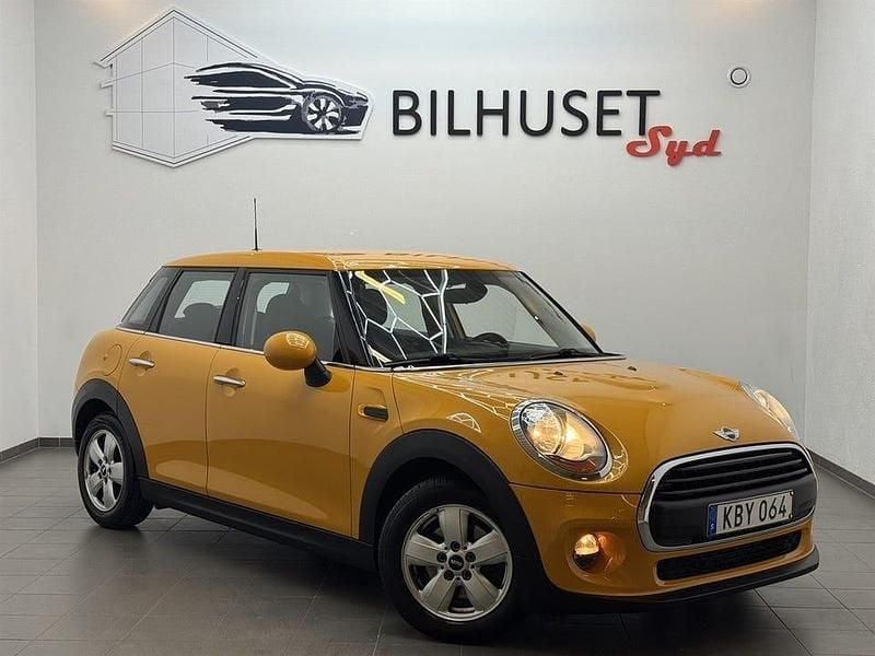 Orange Begagnad 2016 Mini Cooper Pepper Halvkombi | 98 500 kr (Marknadspris) - Bild 1/4