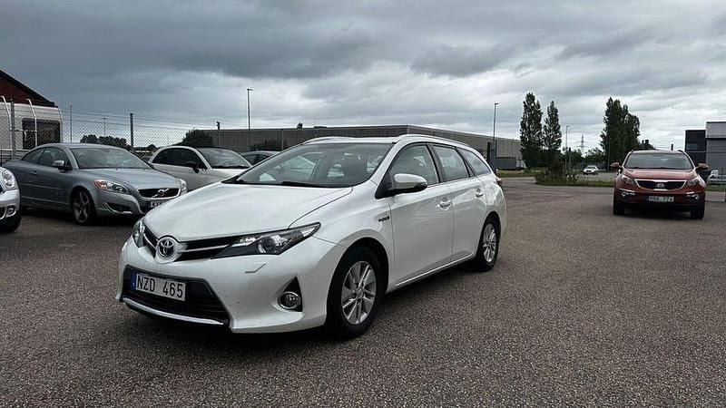 Vit Begagnad 2013 Toyota Auris Hybrid Kombi | 159 500 kr (Marknadspris) - Bild 1/4