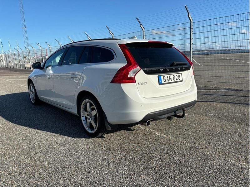 Vit Begagnad 2013 Volvo V60 Momentum Kombi | 69 000 kr (Superpris) - Bild 1/4