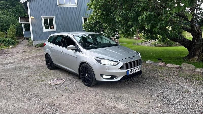 Grå Begagnad 2015 Ford Focus Titanium Kombi | 53 000 kr (Marknadspris) - Bild 1/4