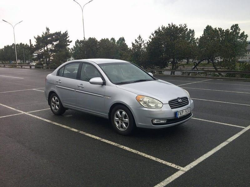 Begagnad Hyundai Accent 112 HK (82 kW) 2007 Silver met. Sedan