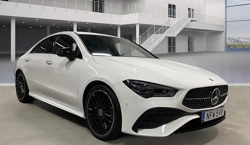 Vit (polarvit) Begagnad 2024 Mercedes CLA200 AMG Sportkupé | 378 500 kr (Marknadspris) - Bild 1/4
