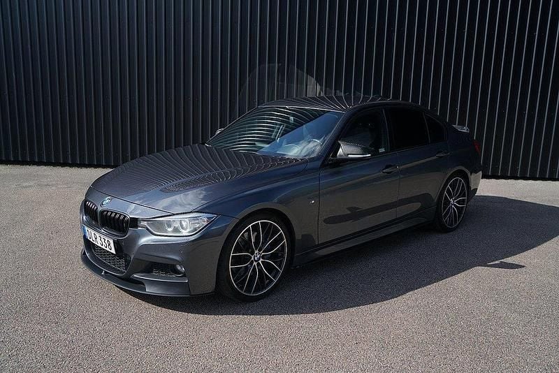 Grå Begagnad 2013 BMW 335 M Performance Sedan | 282 900 kr - Bild 1/4