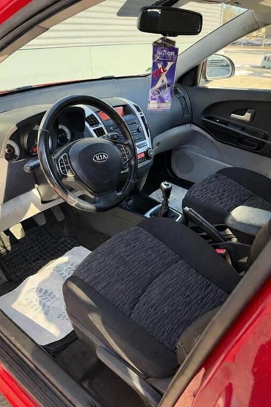 Begagnad Kia Ceed 90 HK (66 kW) 2009 Röd Halvkombi