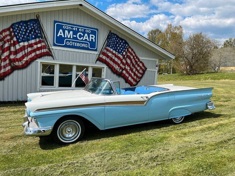 Begagnad Ford Skyliner 248 HK (182 kW) 1957 Flerfärgad Cab