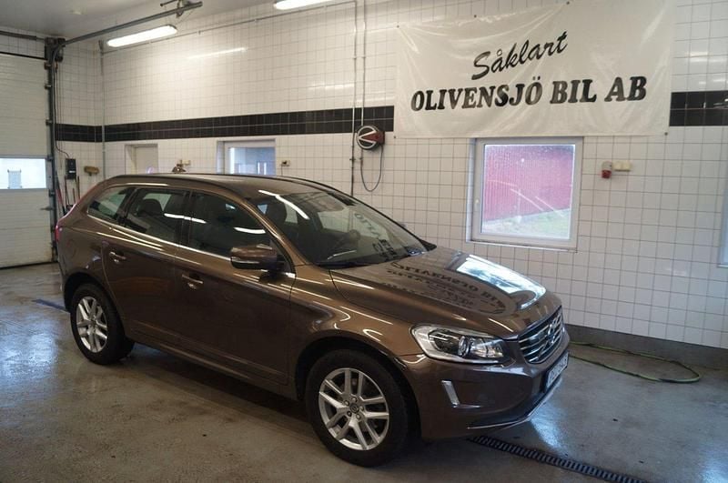 Brun Begagnad 2017 Volvo XC60 Momentum SUV | 224 000 kr (Marknadspris) - Bild 1/4