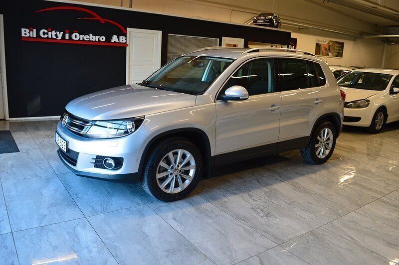 Grå Begagnad 2013 VW Tiguan Sport SUV | 97 900 kr (Bra pris) - Bild 1/4