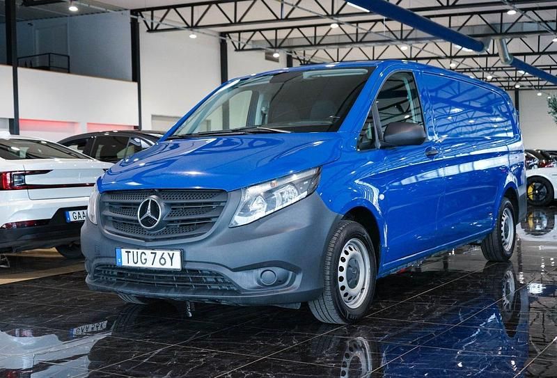 Mörkblå (blå) Begagnad 2023 Mercedes Vito Van | 289 900 kr (Superpris) - Bild 1/4