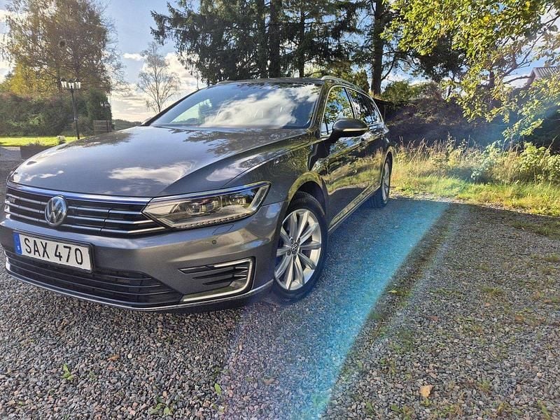 Grå Begagnad 2017 VW Passat GTE Kombi | 135 000 kr (Superpris) - Bild 1/4