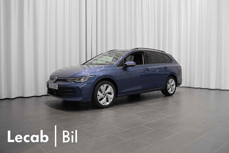 Blå (anemone blue metallic) Begagnad 2025 VW Golf VIII Life Kombi | 309 500 kr (Bra pris) - Bild 1/4
