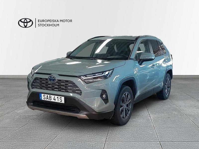 Grön Begagnad 2024 Toyota RAV4 Hybrid Executive SUV | 439 900 kr (Marknadspris) - Bild 1/4