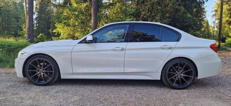 Vit Begagnad 2016 BMW 320 M Sport Sedan | 169 000 kr (Marknadspris) - Bild 1/4