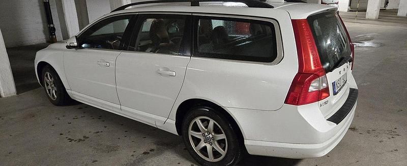 Vit Begagnad 2010 Volvo V70 Momentum Kombi | 67 000 kr (Superpris) - Bild 1/4