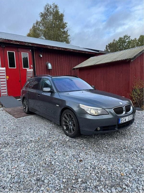 Grå Begagnad 2005 BMW 545 Kombi | 52 000 kr (Bra pris) - Bild 1/4