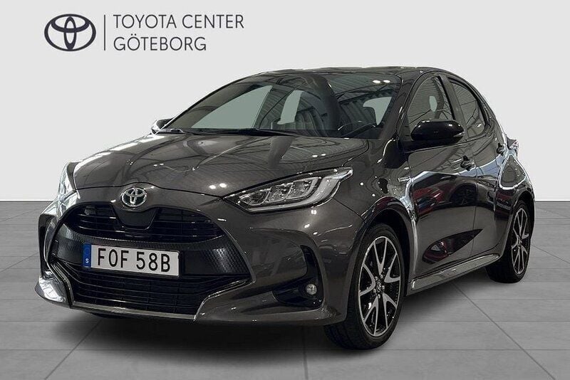 Mörkgrå Begagnad 2020 Toyota Yaris Hybrid Style Halvkombi | 194 900 kr (Marknadspris) - Bild 1/2