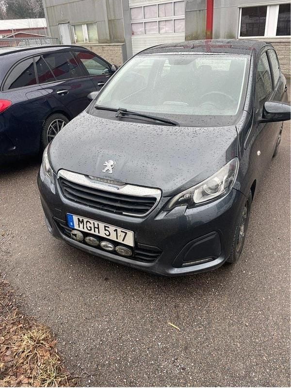 Grå Begagnad 2015 Peugeot 108 Halvkombi | 35 000 kr (Lite dyr) - Bild 1/4