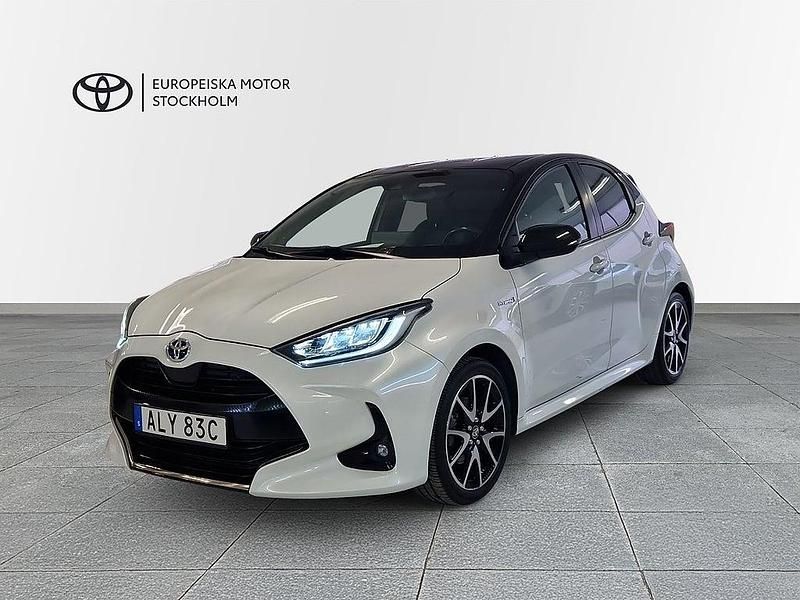 Vit Begagnad 2020 Toyota Yaris Hybrid Style Halvkombi | 218 900 kr (Marknadspris) - Bild 1/4