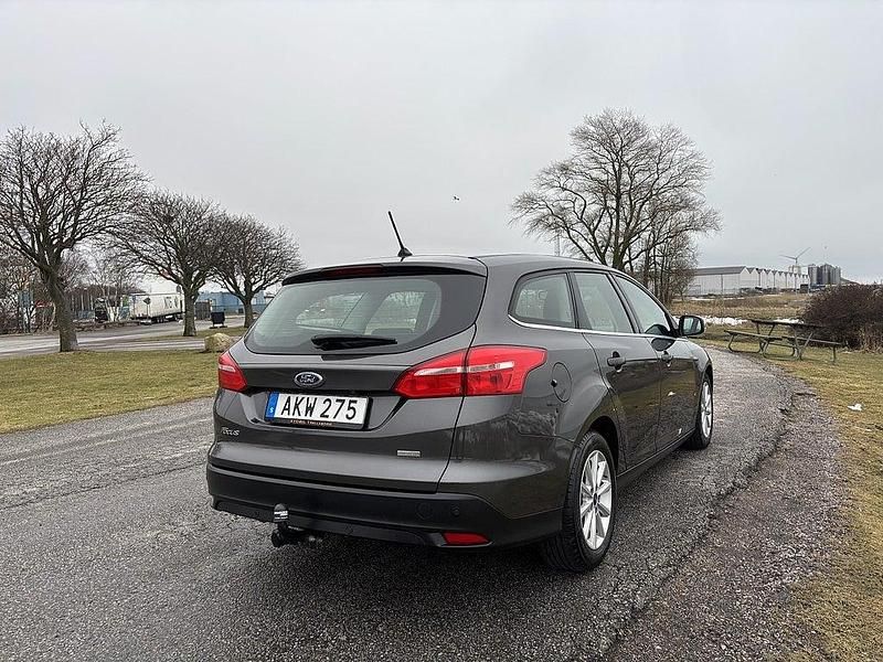 Begagnad Ford Focus Titanium 101 HK (74 kW) 2018 Grå Kombi