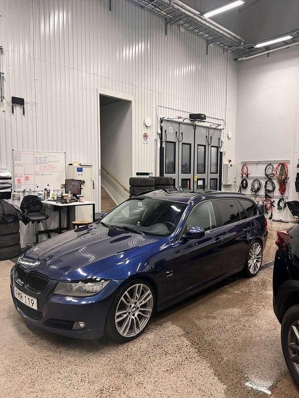 Blå Begagnad 2010 BMW 320 Comfort Edition Kombi | 90 000 kr (Marknadspris) - Bild 1/4