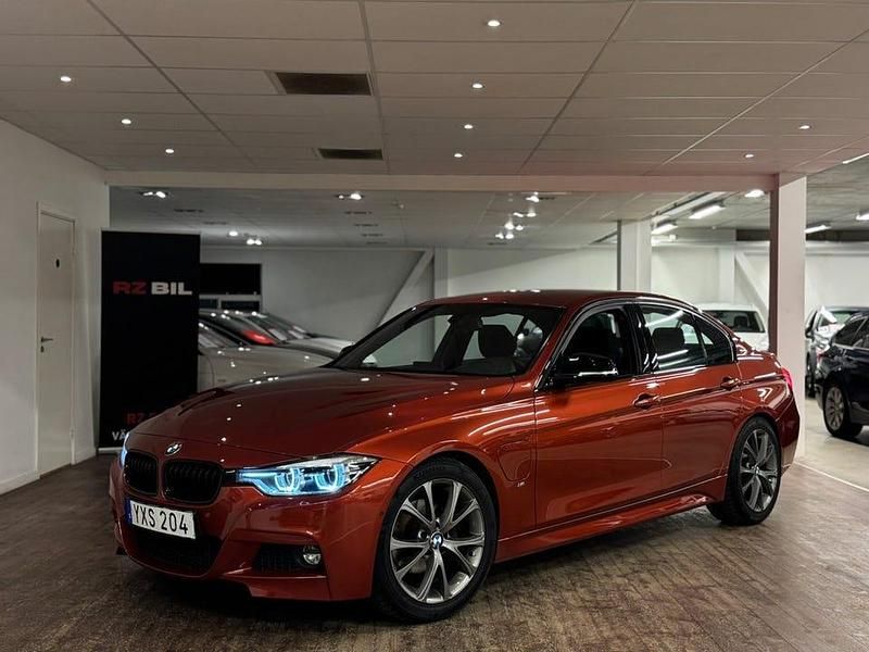Orange Begagnad 2018 BMW 330 M Sport Sedan | 249 900 kr (Marknadspris) - Bild 1/3