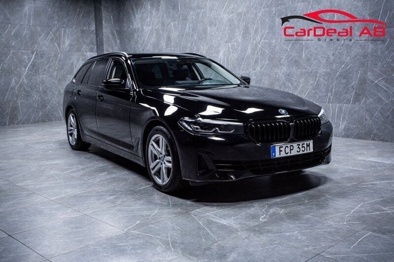 Svart Begagnad 2022 BMW 530e Shadowline Kombi | 389 800 kr (Superpris) - Bild 1/4