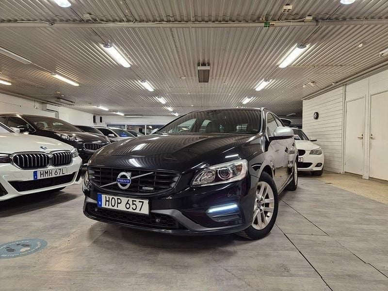 Svart Begagnad 2015 Volvo V60 R-Design Kombi | 149 900 kr (Marknadspris) - Bild 1/4