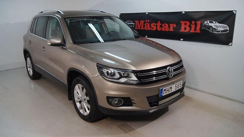 Ljusgrå Begagnad 2012 VW Tiguan Sportline SUV | 87 900 kr (Marknadspris) - Bild 1/4