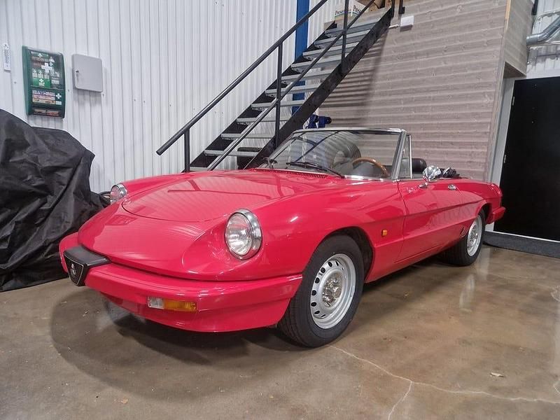 Begagnad Alfa Romeo Spider 126 HK (92 kW) 1985 Röd Cab