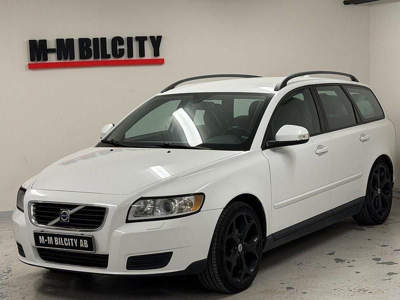 Vit Begagnad 2010 Volvo V50 Drive Kinetic Kombi | 49 900 kr (Marknadspris) - Bild 1/4
