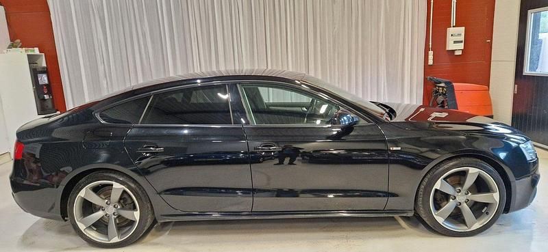 Svart Begagnad 2016 Audi A5 Sportback Sport Halvkombi | 139 900 kr (Lite dyr) - Bild 1/4