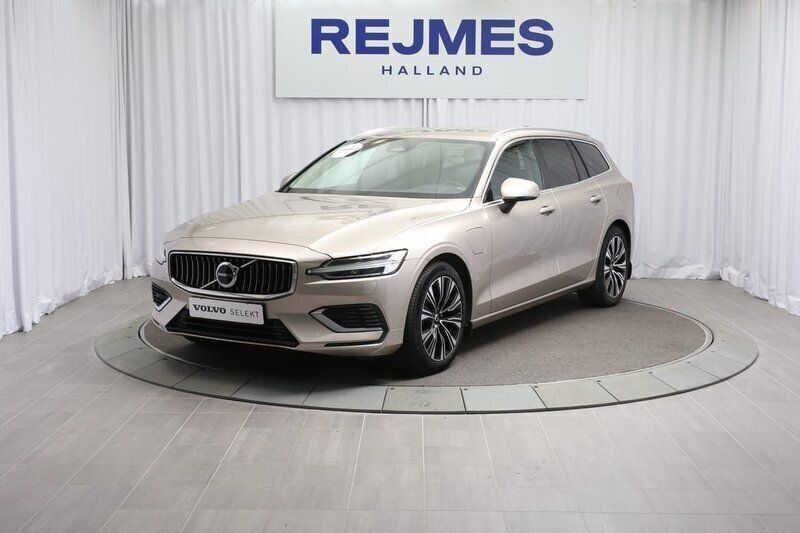 Ljusgrå (grå) Begagnad 2023 Volvo V60 Core Kombi | 409 500 kr (Marknadspris) - Bild 1/4