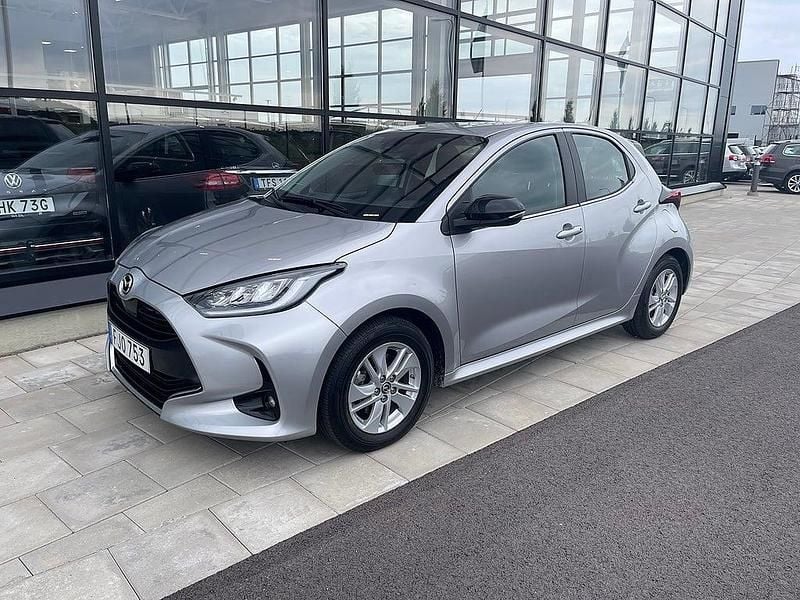 Grå Begagnad 2022 Mazda 2 Comfort Halvkombi | 219 900 kr (Dyr) - Bild 1/4