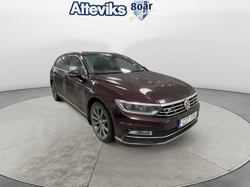 Mörkröd Begagnad 2018 VW Passat Kombi | 229 000 kr (Marknadspris) - Bild 1/4