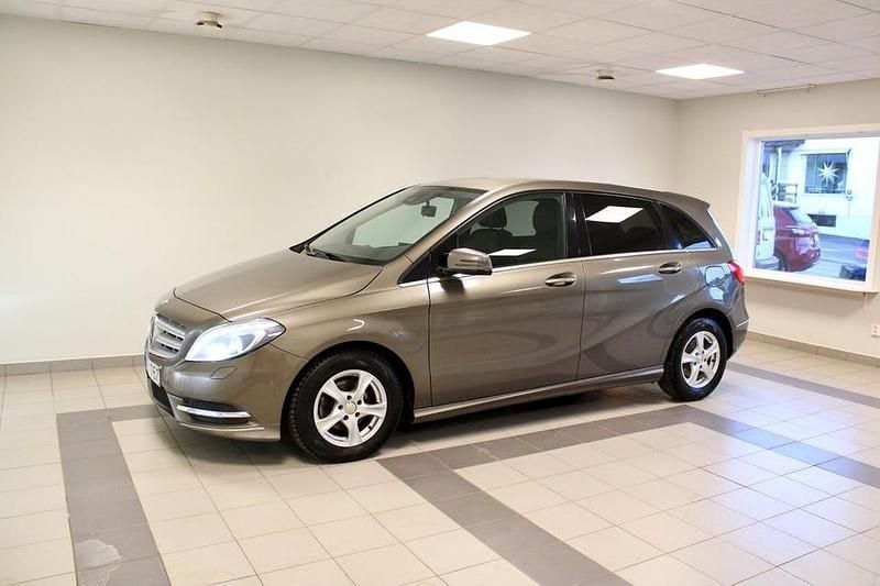 Grå Begagnad 2013 Mercedes B180 Minibuss | 119 900 kr (Marknadspris) - Bild 1/4