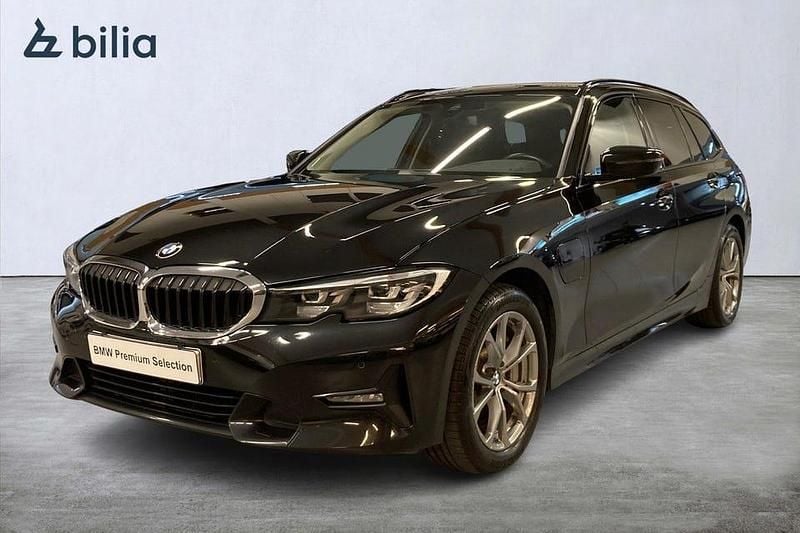 Svart Begagnad 2021 BMW 330 Sport Line Kombi | 289 000 kr (Marknadspris) - Bild 1/4