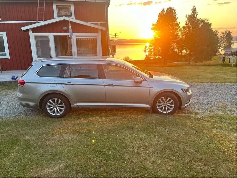 Silver Begagnad 2015 VW Passat Kombi | 105 000 kr (Marknadspris) - Bild 1/4