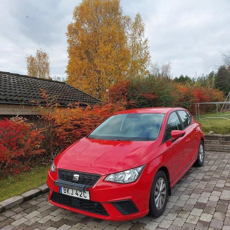 Röd Begagnad 2021 Seat Ibiza Style Halvkombi | 133 000 kr (Marknadspris) - Bild 1/4