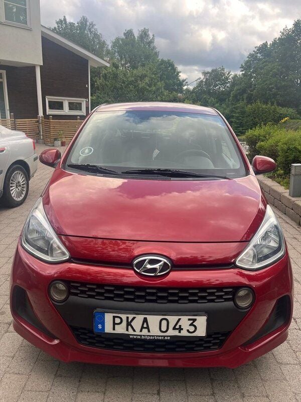 Röd Begagnad 2017 Hyundai i10 Comfort Halvkombi | 73 000 kr (Marknadspris) - Bild 1/4