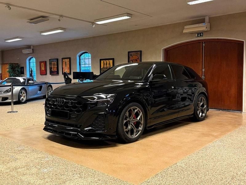 Svart Begagnad 2024 Audi Q8 S-Line SUV | 939 000 kr - Bild 1/4