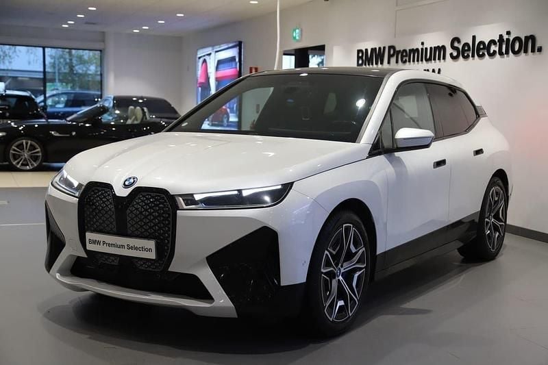 Vit Begagnad 2021 BMW iX SUV | 459 000 kr (Marknadspris) - Bild 1/2