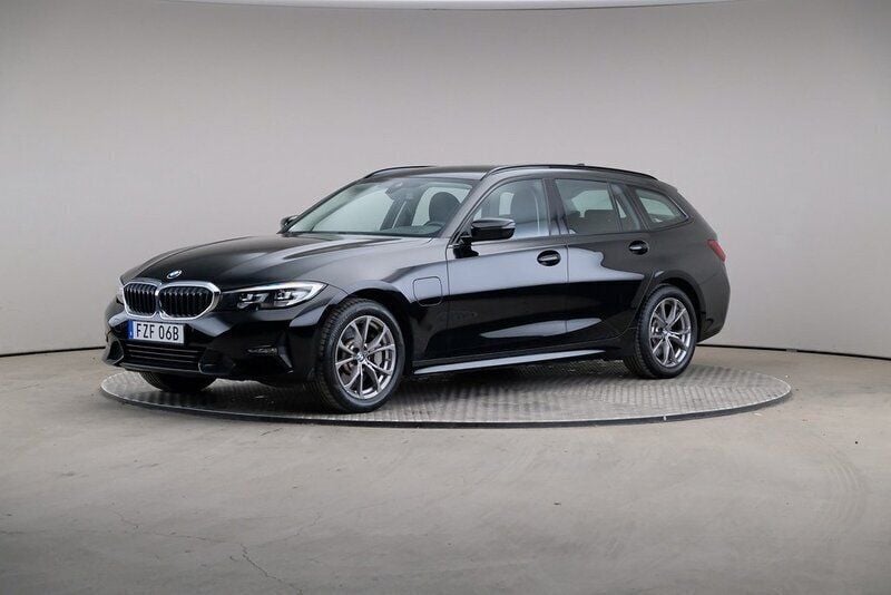 Svart Begagnad 2020 BMW 330e Sport Line Kombi | 279 000 kr (Superpris) - Bild 1/4