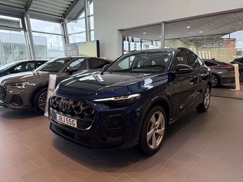Blå (navarrablå metallic) Ny 2025 Audi Q5 Sportback Design SUV | 778 500 kr (Dyr) - Bild 1/4